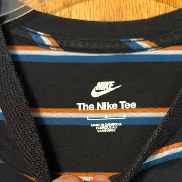 Nike Men's Navy Tee with Blue and White Stripes - Picture 2 of 9